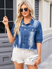 Jeansjacke im Used-Look in leichter Ausführung mit figurbetontem Schnitt und lockerer Passform