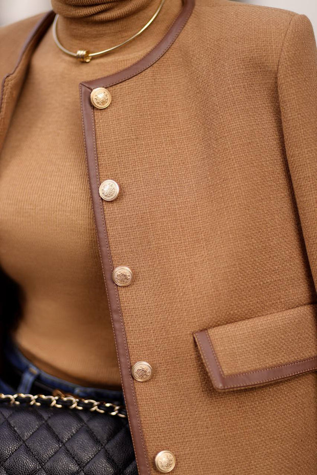 Elegante, kurze Damenjacke mit Knöpfen und Rundhalsausschnitt – Liane
