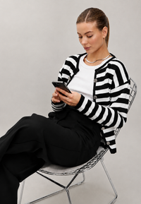 Damen-Strickjacke mit zweifarbigen Streifen, langen Ärmeln und Metallknöpfen – Liora