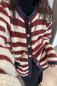 Damen-Strickjacke mit Streifen, Metallknöpfen und kontrastfarbenen Paspeln – Pastinne