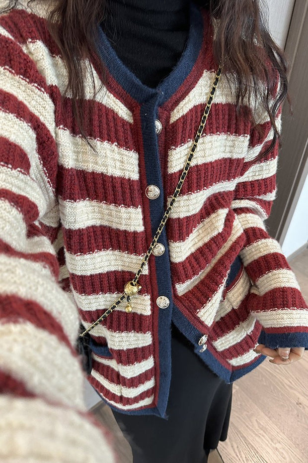 Damen-Strickjacke mit Streifen, Metallknöpfen und kontrastfarbenen Paspeln – Pastinne