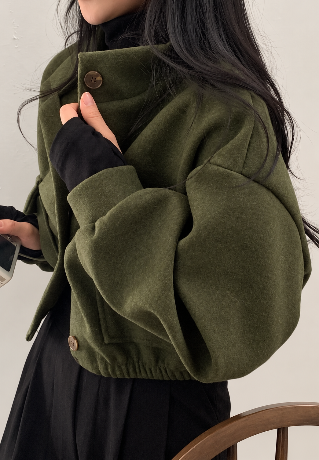 Kurze Damenjacke mit Stehkragen, Knöpfen & Ballonärmeln – Aveline