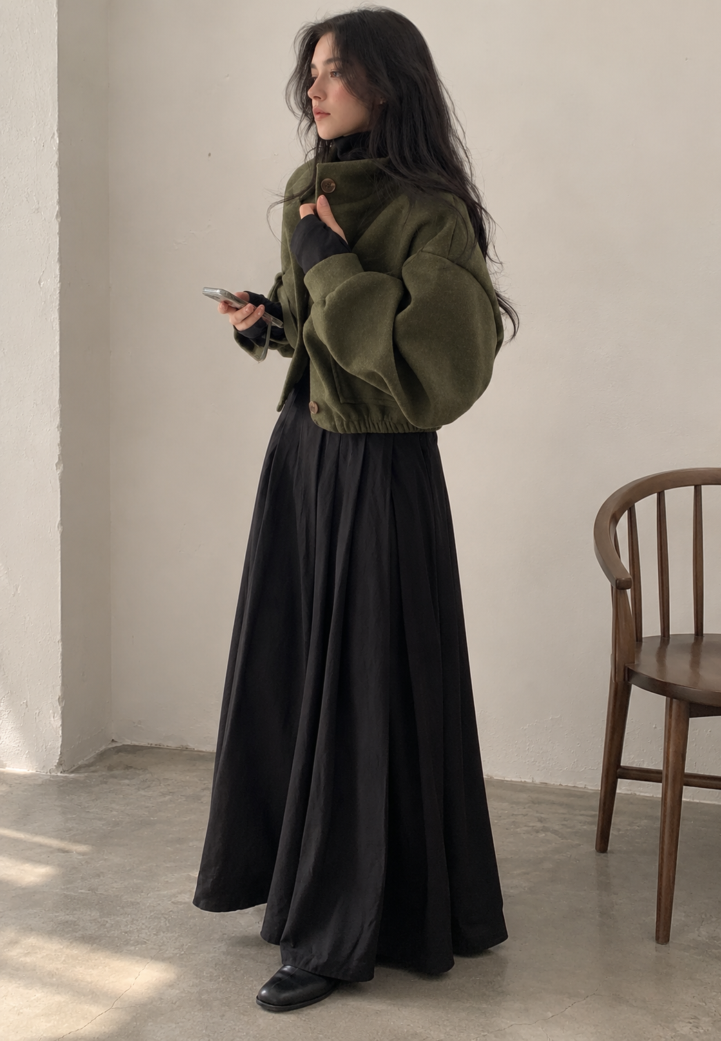 Kurze Damenjacke mit Stehkragen, Knöpfen & Ballonärmeln – Aveline