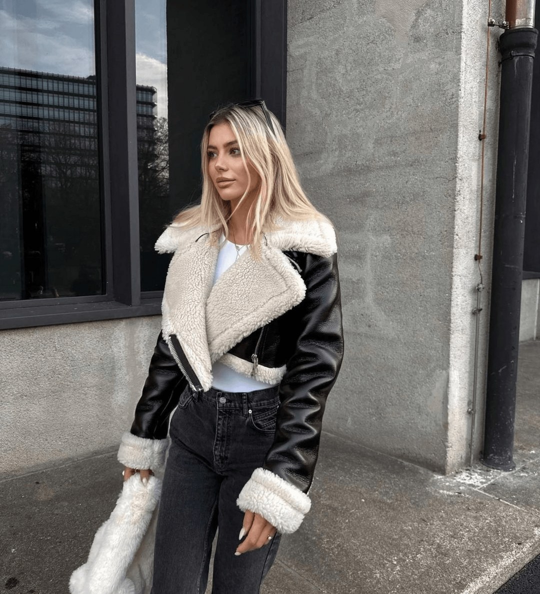 Moderne Lederjacke mit Fellbesatz für kalte Tage