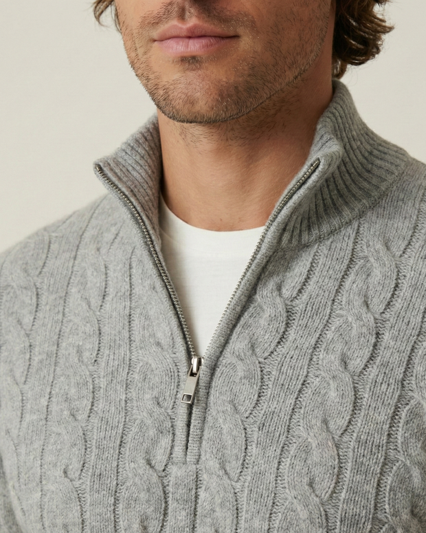 Herrenpullover Halbzip mit Zopfmuster & Stehkragen – Moritz
