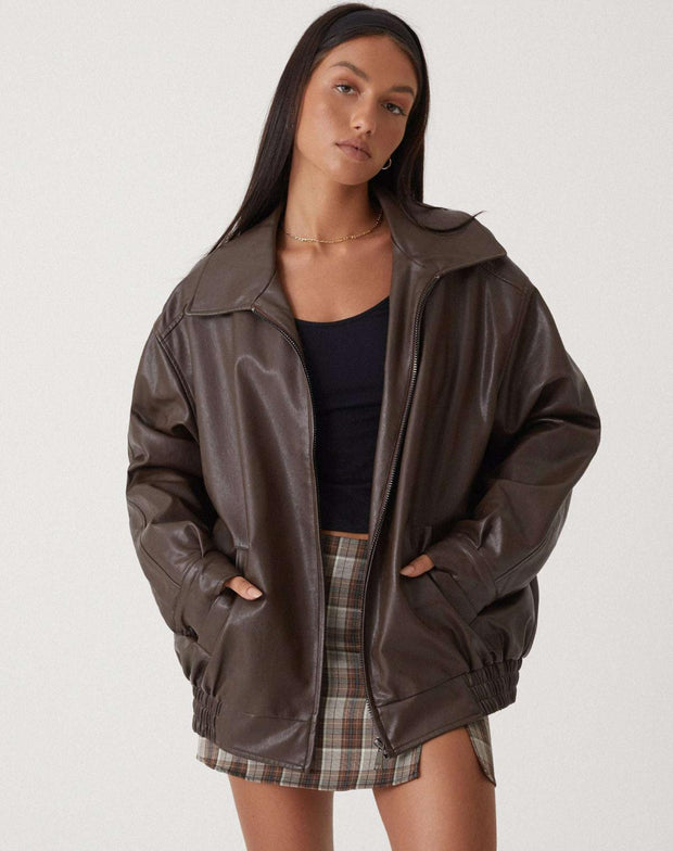 Oversize-Lederjacke mit moderner Linienführung