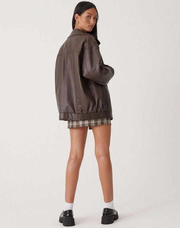 Oversize-Lederjacke mit moderner Linienführung